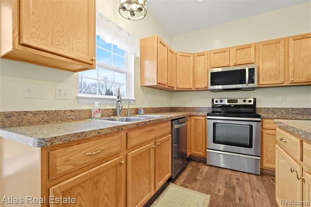 4028 Grand Oaks Court, Burton, MI 48519