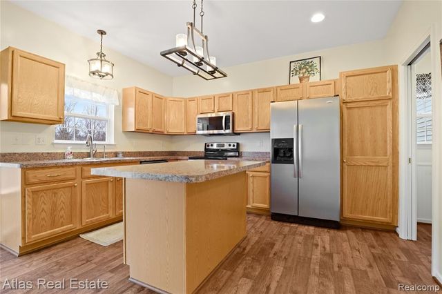 4028 Grand Oaks Court, Burton, MI 48519