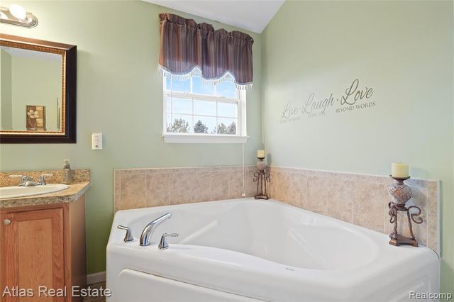 4028 Grand Oaks Court, Burton, MI 48519