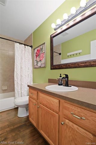 4028 Grand Oaks Court, Burton, MI 48519