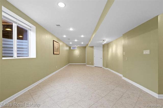 4028 Grand Oaks Court, Burton, MI 48519