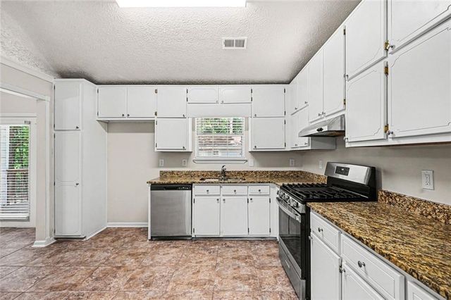 20 Woodside Court, Mcdonough, GA 30253