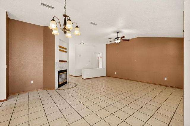 19 Pinon Avenue, Los Lunas, NM 87031