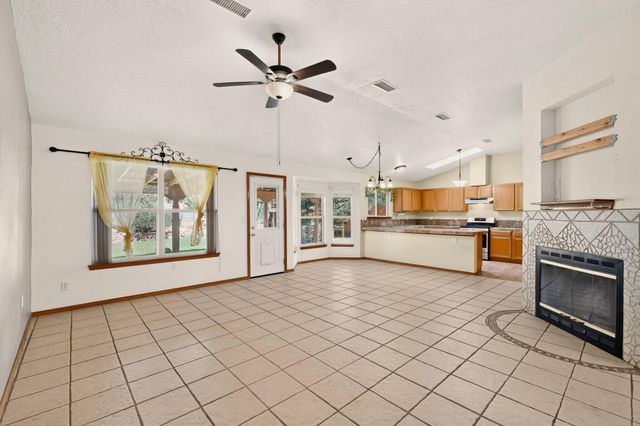 19 Pinon Avenue, Los Lunas, NM 87031