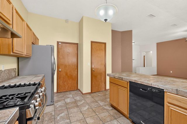 19 Pinon Avenue, Los Lunas, NM 87031