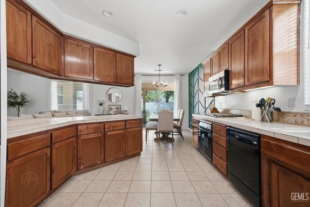 7214 Sleepy Lagoon Drive, Bakersfield, CA 93312