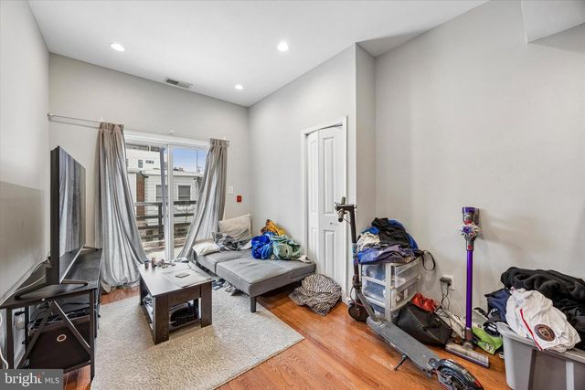 1909 S BROAD ST, Philadelphia, PA 19148