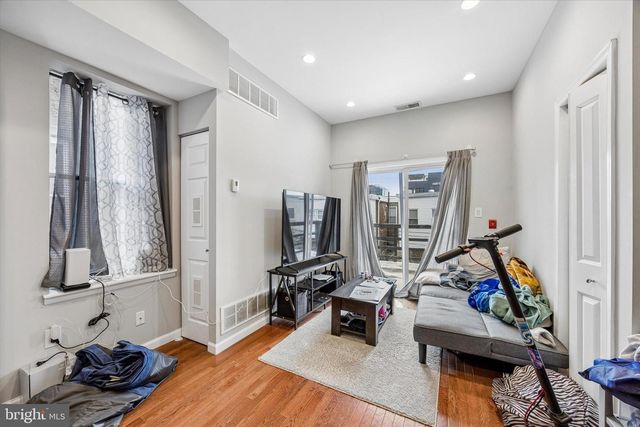 1909 S BROAD ST, Philadelphia, PA 19148