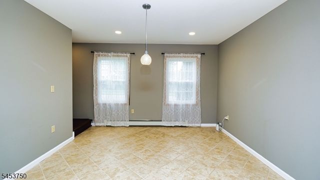 38 Dogwood Dr, Newton Town, NJ 07860