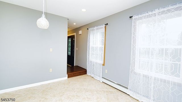 38 Dogwood Dr, Newton Town, NJ 07860