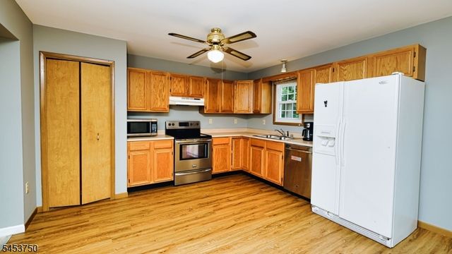 38 Dogwood Dr, Newton Town, NJ 07860
