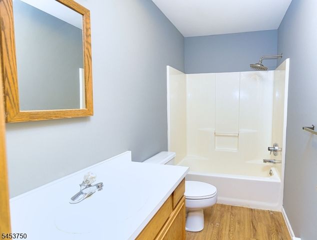 38 Dogwood Dr, Newton Town, NJ 07860
