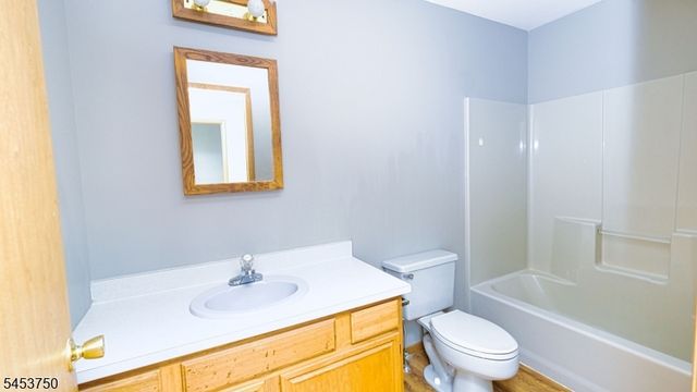 38 Dogwood Dr, Newton Town, NJ 07860