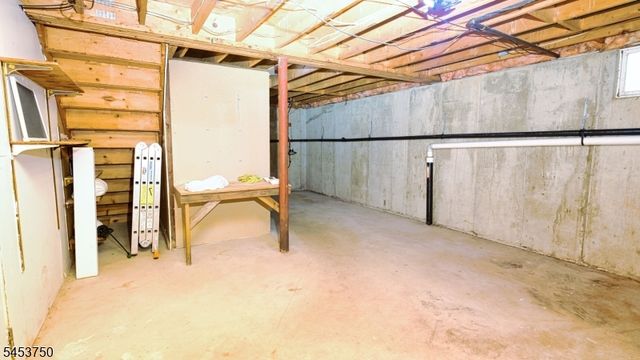 38 Dogwood Dr, Newton Town, NJ 07860