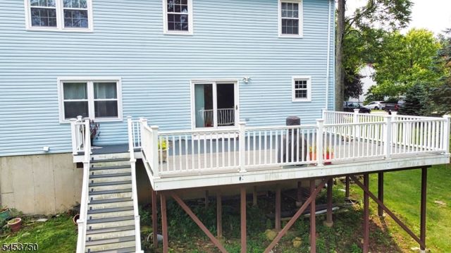 38 Dogwood Dr, Newton Town, NJ 07860