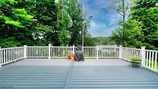38 Dogwood Dr, Newton Town, NJ 07860