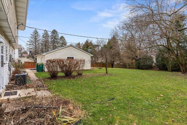 N39W5483 Wilshire DRIVE, Cedarburg, WI 53012