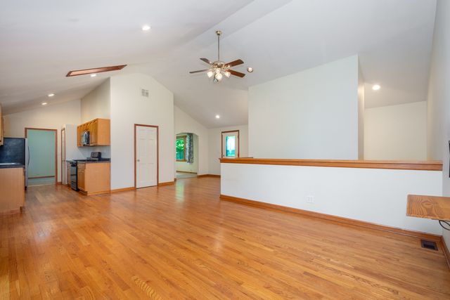35861 N Fuller Road, Gurnee, IL 60031