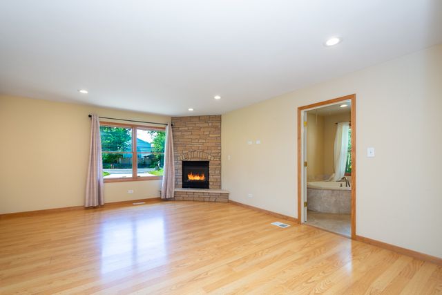35861 N Fuller Road, Gurnee, IL 60031