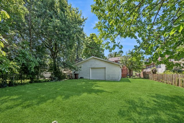 192 Waubansee Road, Riverside, IL 60546