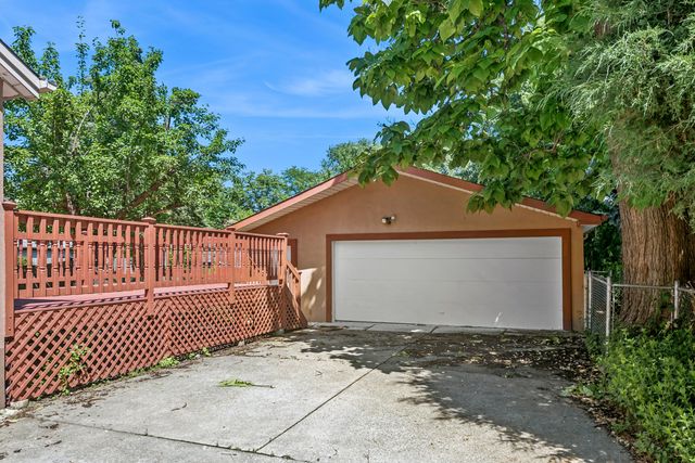 192 Waubansee Road, Riverside, IL 60546