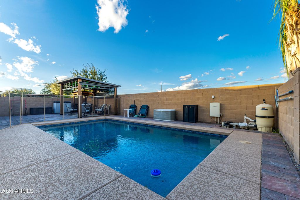 Image 1 of property listing at 744 W DESERT HOLLOW Drive, San Tan Valley, AZ 85143