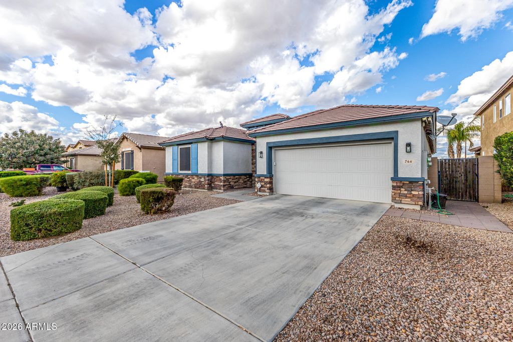 Image 11 of property listing at 744 W DESERT HOLLOW Drive, San Tan Valley, AZ 85143