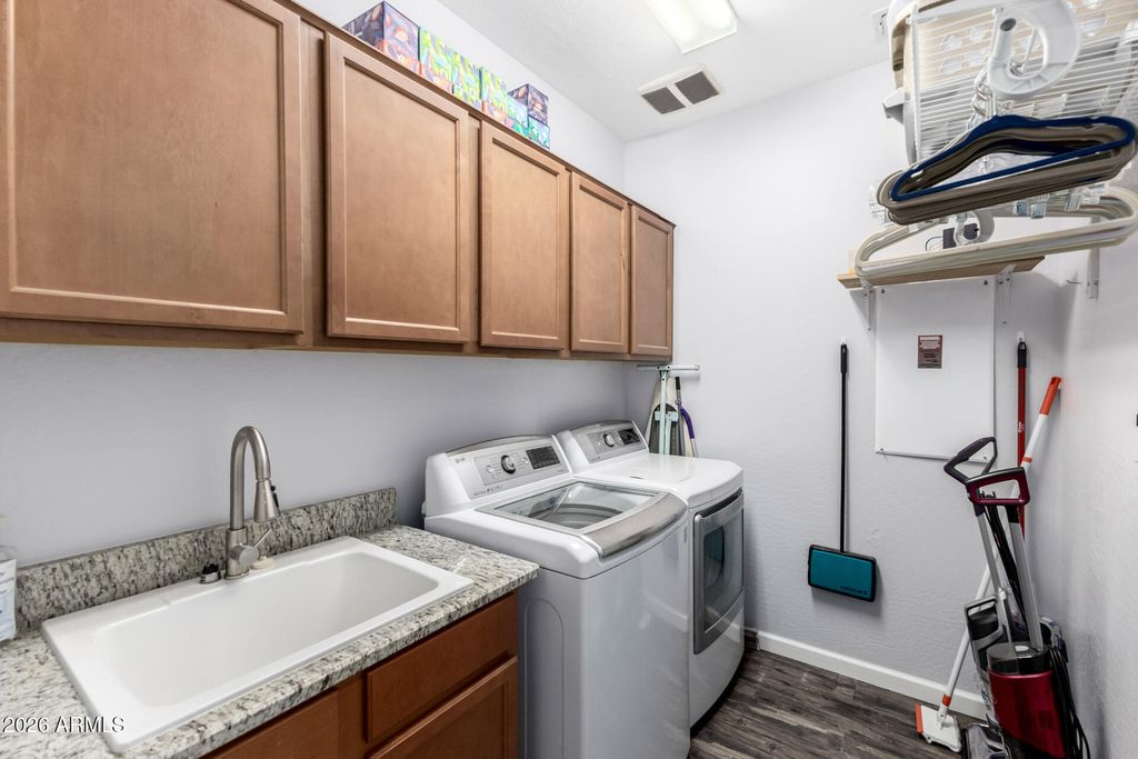 Image 13 of property listing at 744 W DESERT HOLLOW Drive, San Tan Valley, AZ 85143