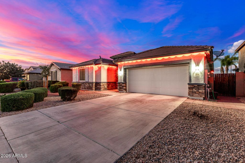Image 15 of property listing at 744 W DESERT HOLLOW Drive, San Tan Valley, AZ 85143