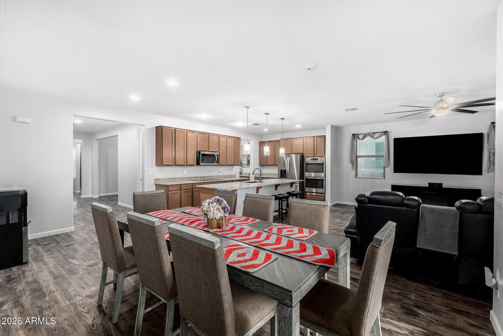 Image 18 of property listing at 744 W DESERT HOLLOW Drive, San Tan Valley, AZ 85143