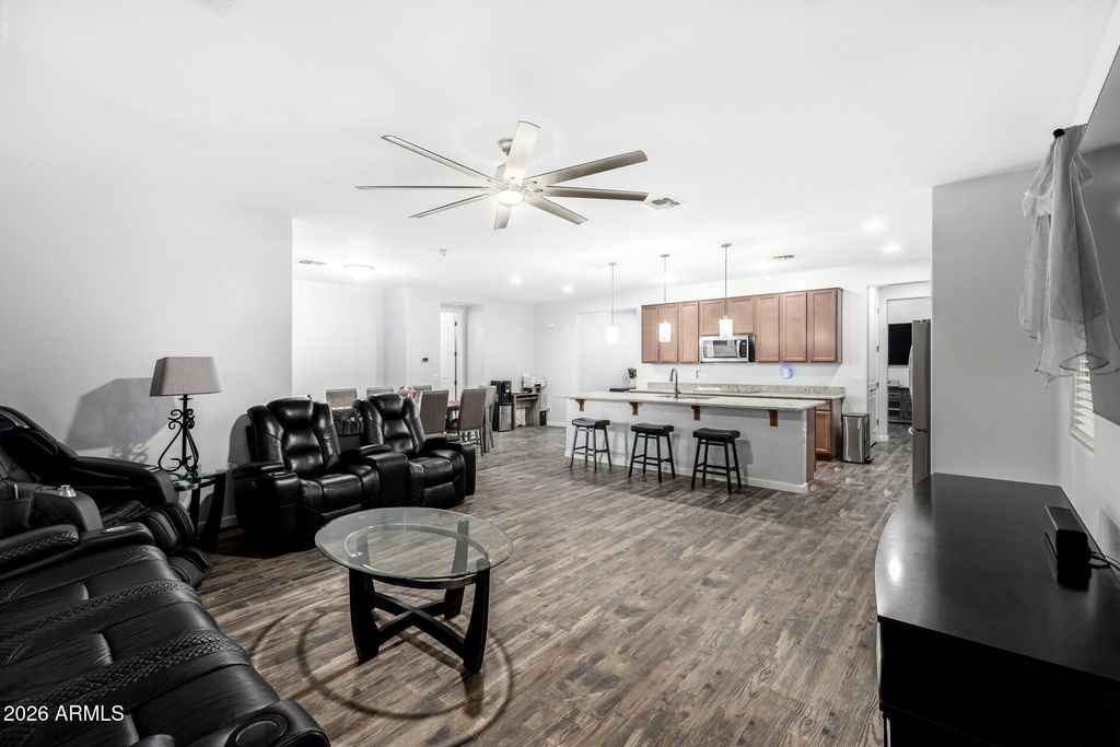 Image 20 of property listing at 744 W DESERT HOLLOW Drive, San Tan Valley, AZ 85143