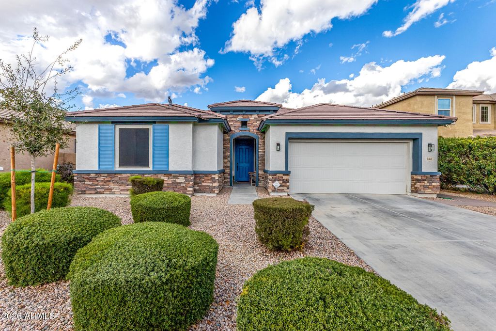 Image 3 of property listing at 744 W DESERT HOLLOW Drive, San Tan Valley, AZ 85143