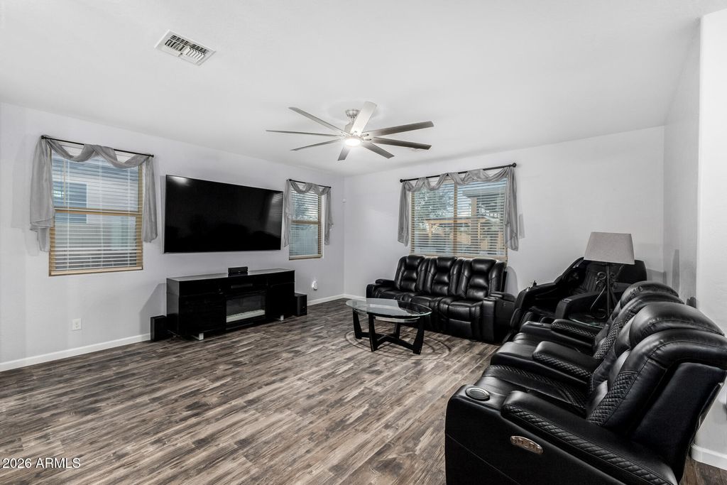 Image 4 of property listing at 744 W DESERT HOLLOW Drive, San Tan Valley, AZ 85143