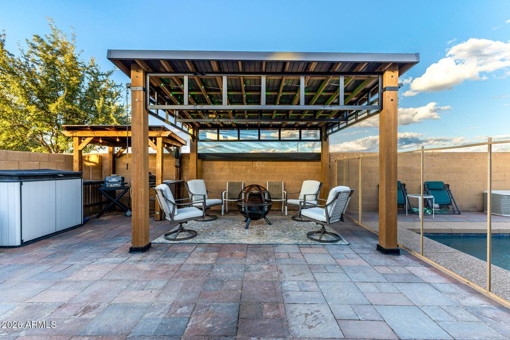 Image 7 of property listing at 744 W DESERT HOLLOW Drive, San Tan Valley, AZ 85143