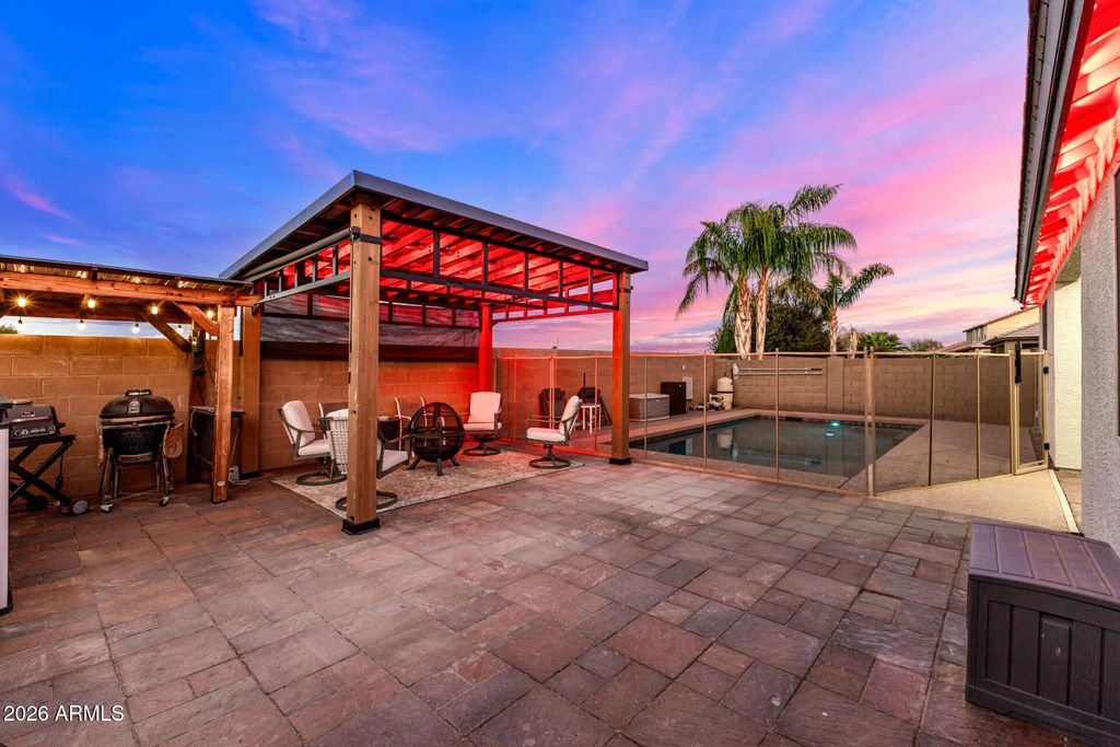 Image 8 of property listing at 744 W DESERT HOLLOW Drive, San Tan Valley, AZ 85143