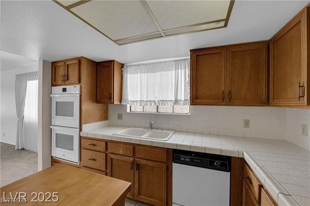 2004 Canterbury Drive, Las Vegas, NV 89119