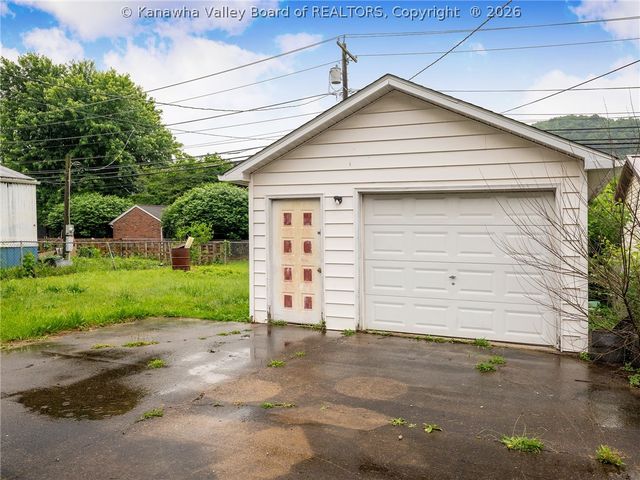 5225 Midland Drive, Charleston, WV 25306