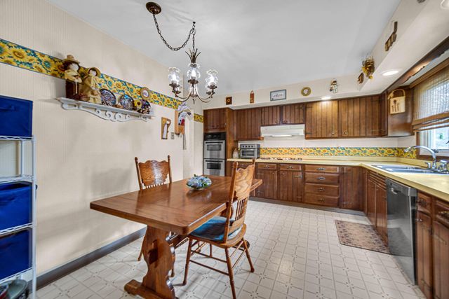9776 W Oakridge Drive, St. John, IN 46373