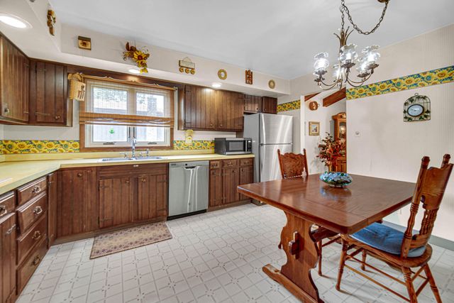 9776 W Oakridge Drive, St. John, IN 46373