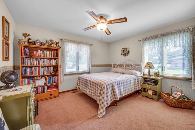 9776 W Oakridge Drive, St. John, IN 46373