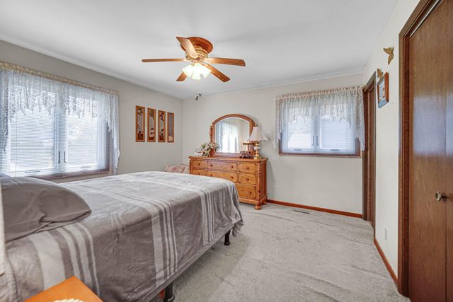 9776 W Oakridge Drive, St. John, IN 46373