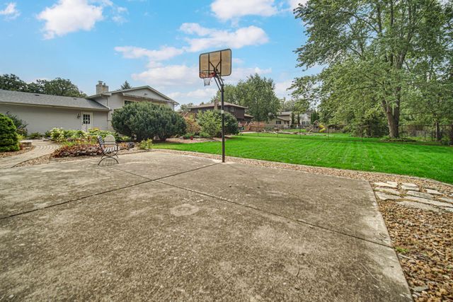 9776 W Oakridge Drive, St. John, IN 46373
