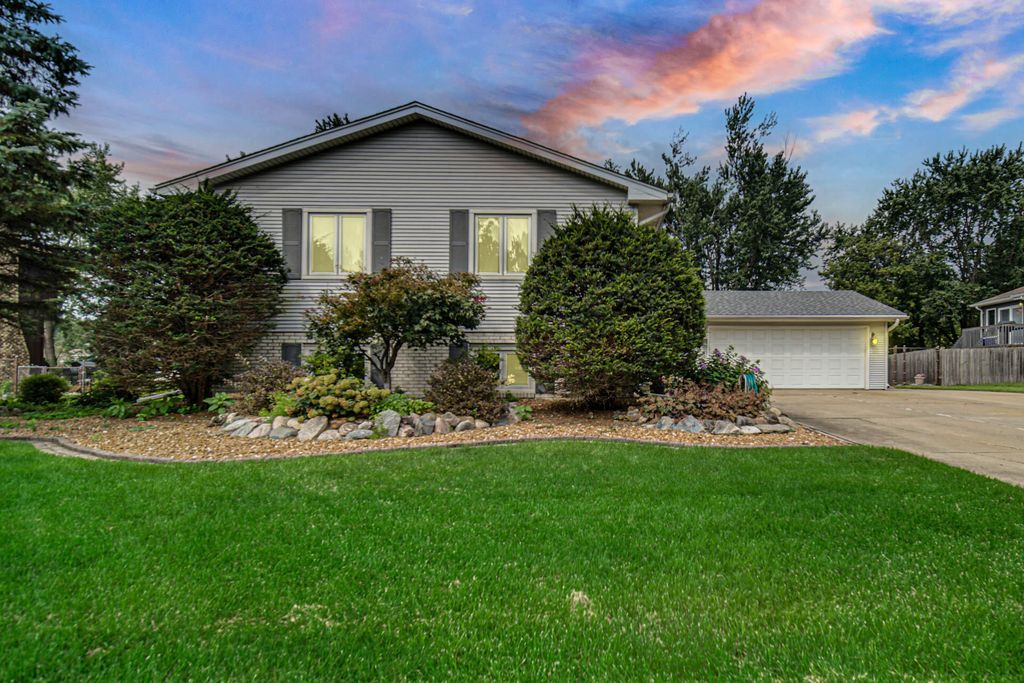 9776 W Oakridge Drive, St. John, IN 46373
