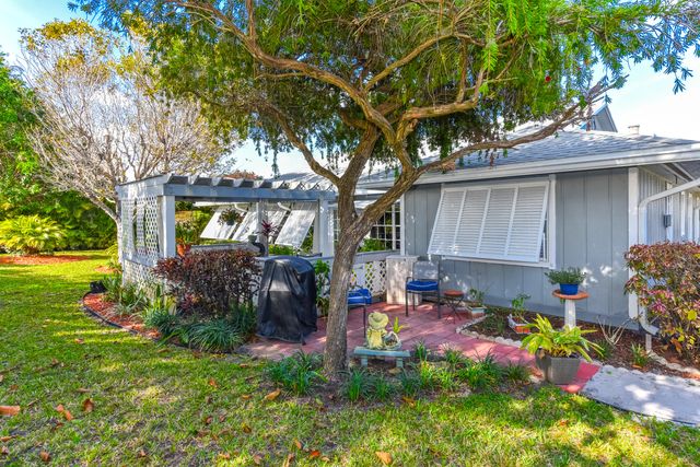 7886 SE Trenton Avenue, Hobe Sound, FL 33455