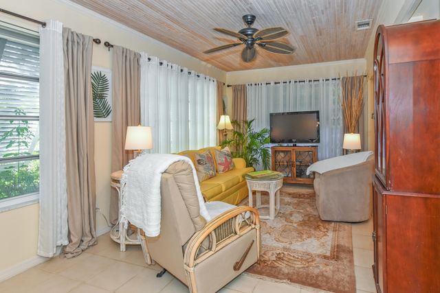 7886 SE Trenton Avenue, Hobe Sound, FL 33455