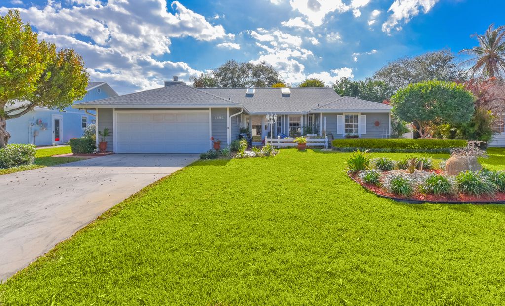7886 SE Trenton Avenue, Hobe Sound, FL 33455