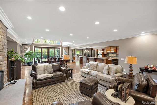 1330 Oxford Road, Bloomfield Charter Township, MI 48304