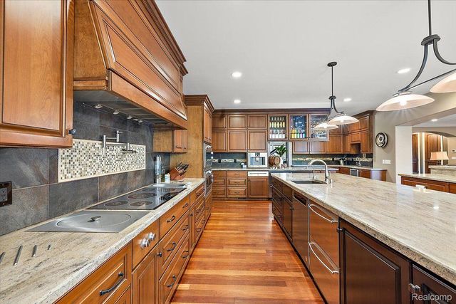 1330 Oxford Road, Bloomfield Charter Township, MI 48304