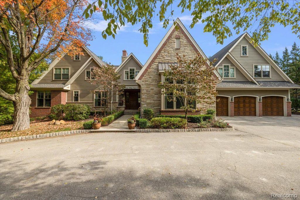 1330 Oxford Road, Bloomfield Charter Township, MI 48304