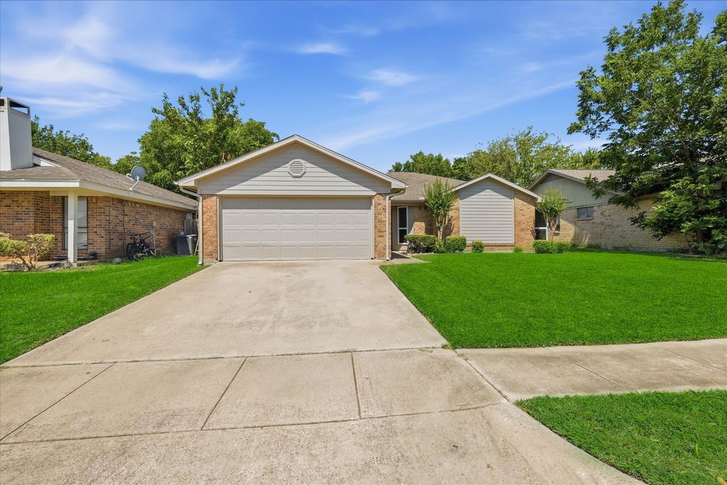 7913 Pebblebrook Drive, Watauga, TX 76148